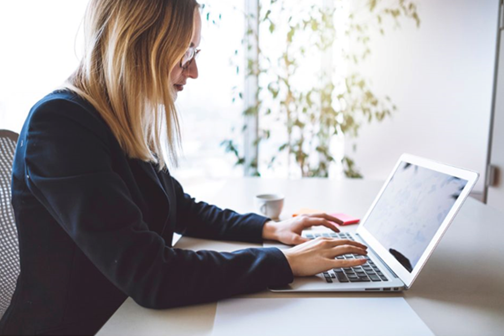 Frau schreibt auf Laptop